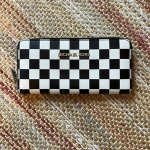 Barely used MK continental wallet.